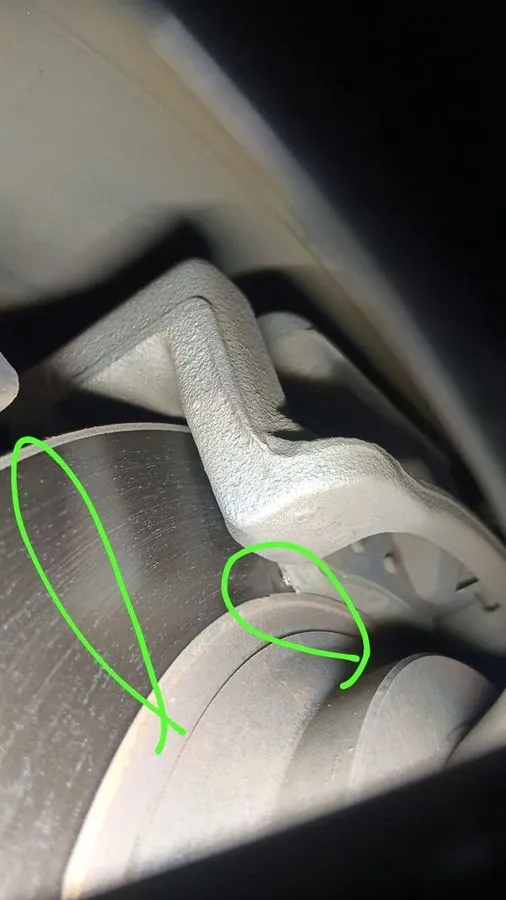 Worn rear brake disc on the Kia Sportage with annotations marking the worn pad and disc surface