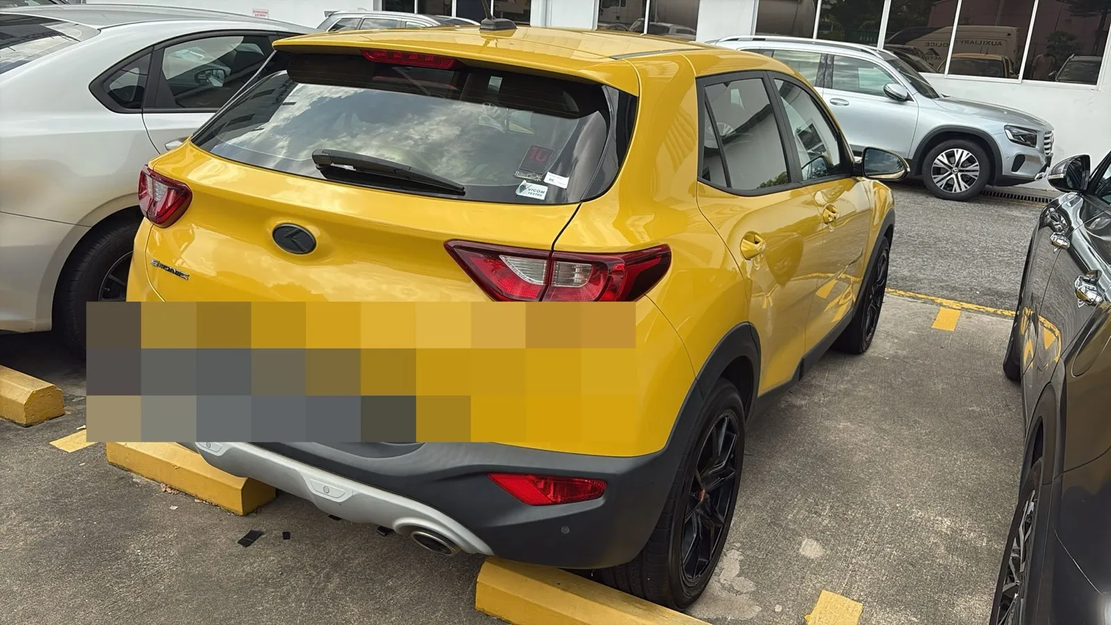 Kia Stonic parked ahead of workshop service