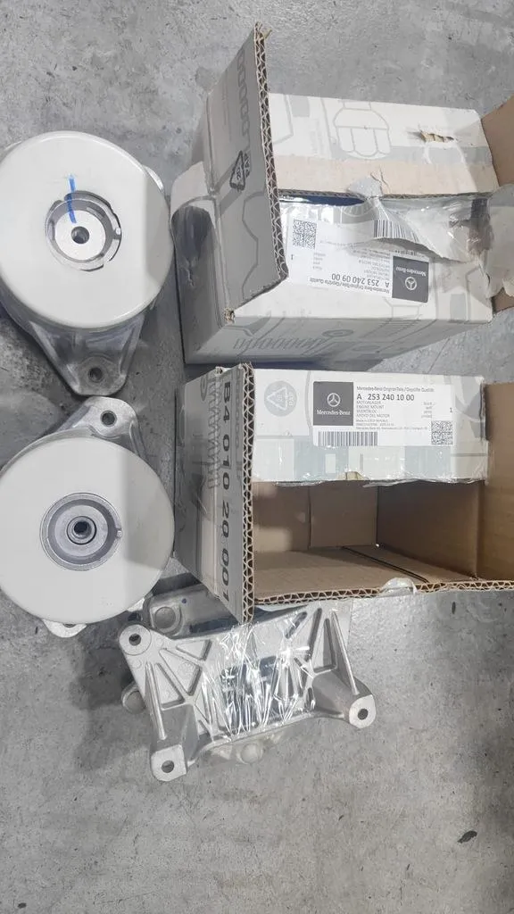 OEM Mercedes GLC engine mount and gearbox mount parts in packaging, with part numbers A253 240 09 00 and A253 240 10 00
