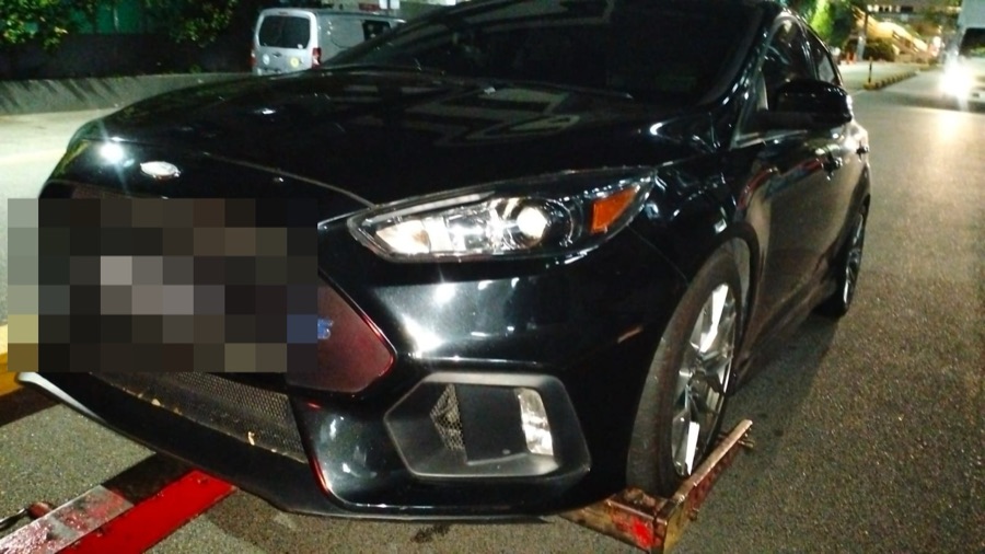 Ford Focus RS front view captured at night