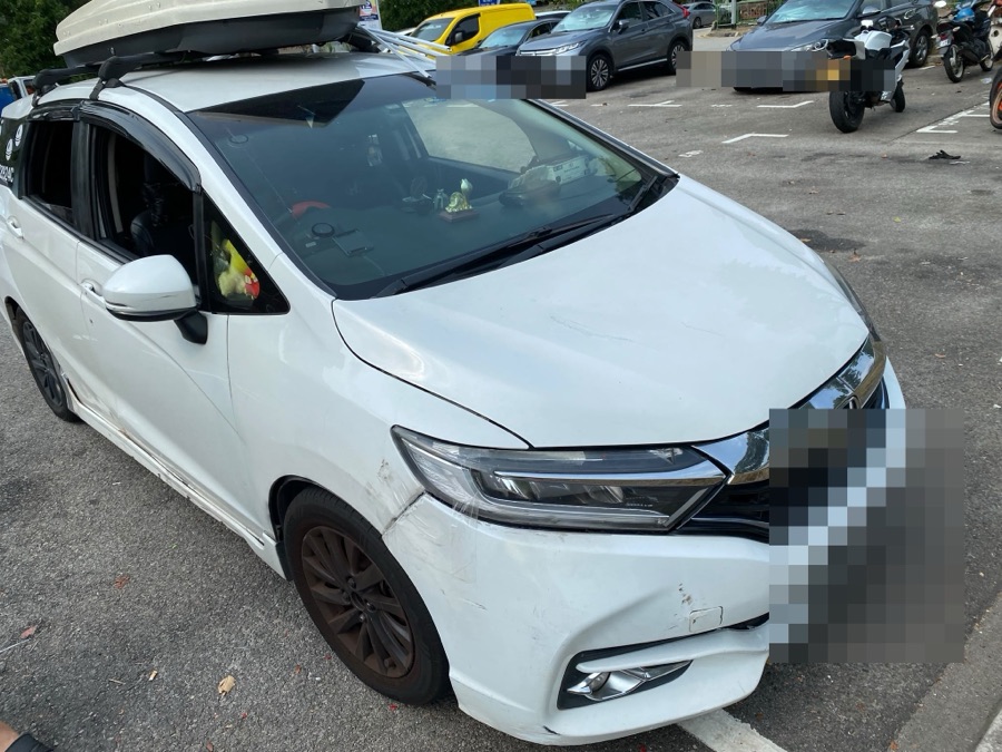 Honda Shuttle front view, outdoor car park