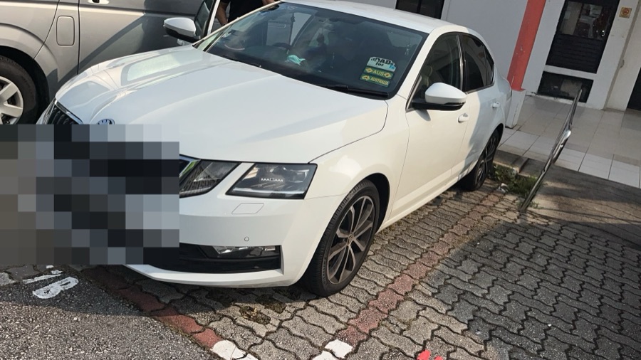 Skoda Octavia parked outdoors, front view