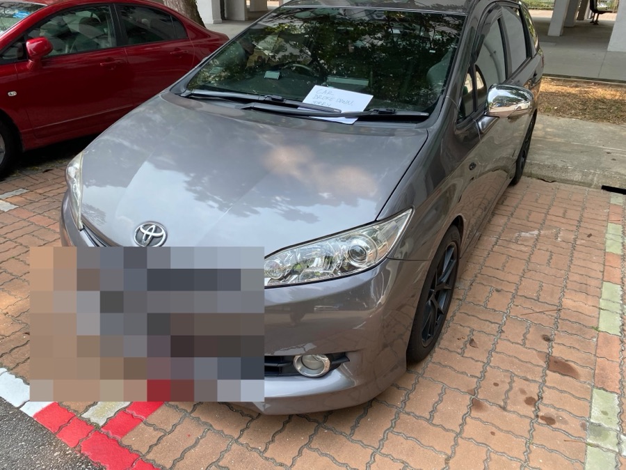 Toyota Wish MPV front view