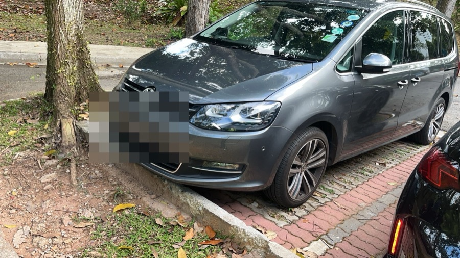 Volkswagen Sharan MPV parked outdoors, front view